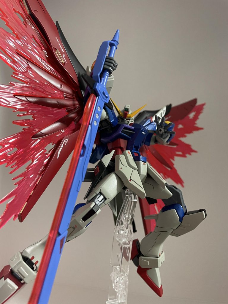 MGのエクストリームブラストモード風のポージング、クリアパーツもクリアレッドを吹き付けてオリジナリティをアップ