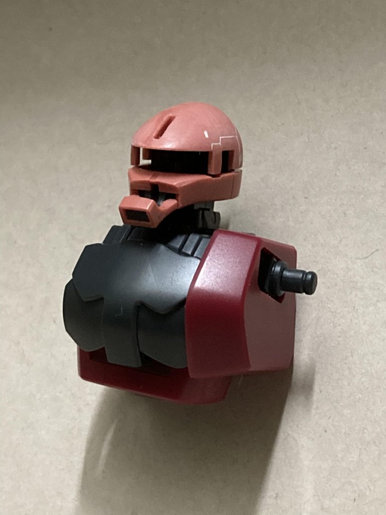 頭部はモールドを埋めて首を詰めて接着しています。