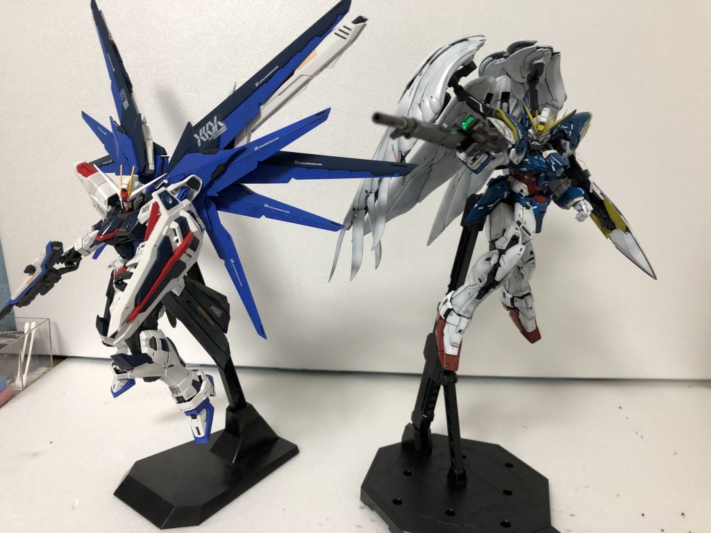 ウイングガンダムの前に作ったMGフリーダムver2.0と並べてみました。ウイングは黒サフを、フリーダムは白サフを下地にしてるのですがやはり全然違いますね