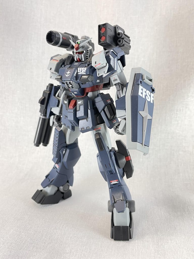 ベースはEzSR、頭部はHGガンダム、バックパックはレオパルド、シールドはSDガンダムを流用。肩はキャノンと干渉するので加工してます。