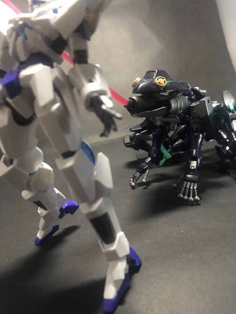 視覚的迷彩機能「体色変化の術」ジライヤの持つ隠密用機能。ブリッツガンダムのミラージュコロイドに類似した機能で、本体の色を周囲に合わせて視覚的に見えなくする。ハヤテの「砂嵐」(妨害電波の類)は相手に干渉するものに対して、「体色変化の術」は自身に効果をもたらすものである。すなわち同時に使用することで、より高いステルス性能を発揮することができるのだ。気づかれずに背後からズドン！なんて楽々である。＊雑記②アマガエルは体色を変化させて周囲に溶け込むことが出来ますが、これは獲物や天敵に見つかりにくくする為のもので、すごく忍者っぽいなぁ…と。ガンプラでは再現できませんが、そういう能力があって色々暗躍していると想像してくだされば嬉しいです。