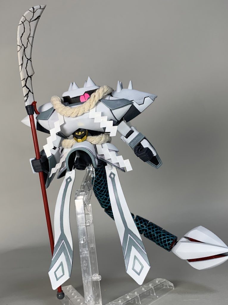 プラモのパーツやパテ、色々な素材を使用しました