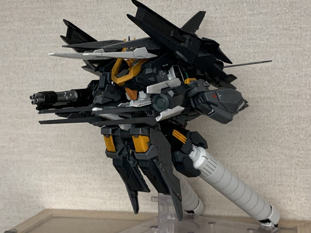 AZガンダムを主軸に構成された大型MA。