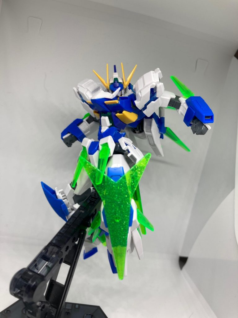 続いて膝!スカイメビウスのスカイブレザーを物足りなかった膝に装着して、ビームシールドを発振できるようにしました!膝蹴りもできます!