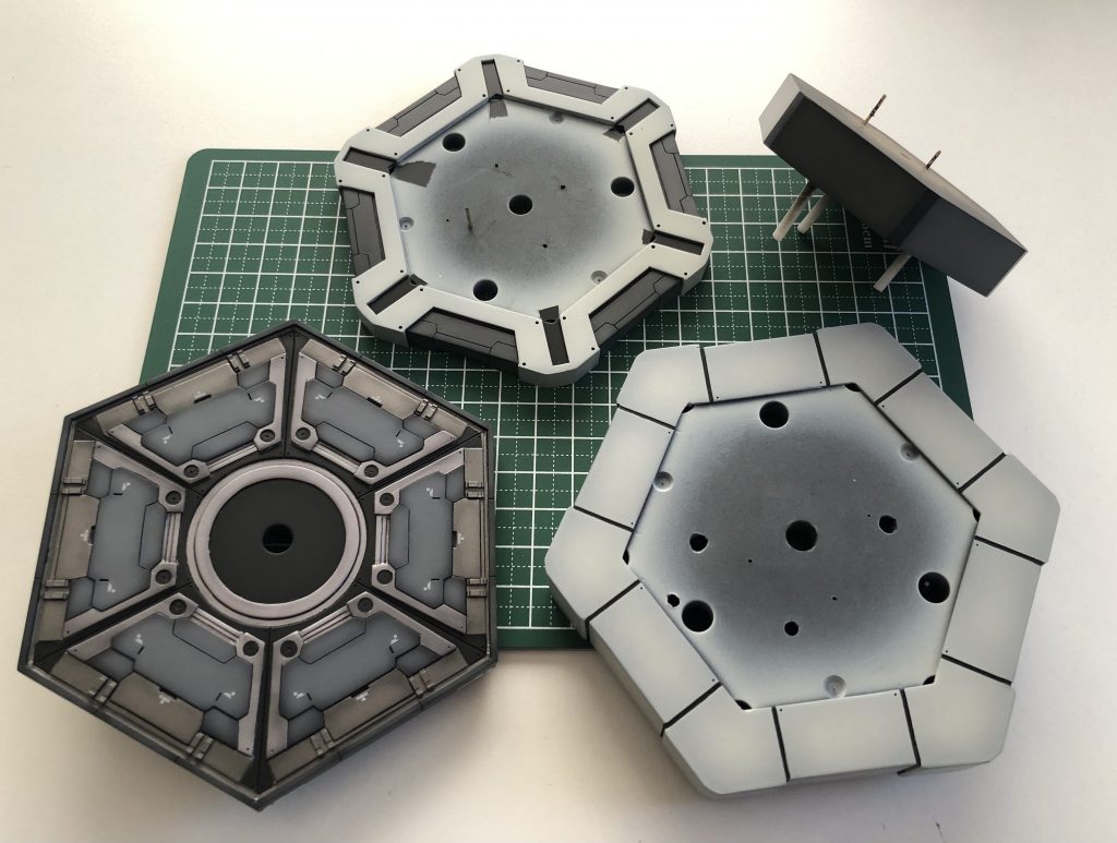 バラすとこんな感じ。上にガンプラを乗せてもぐらつかないよう真鍮線やプラ棒を通して補強してます。