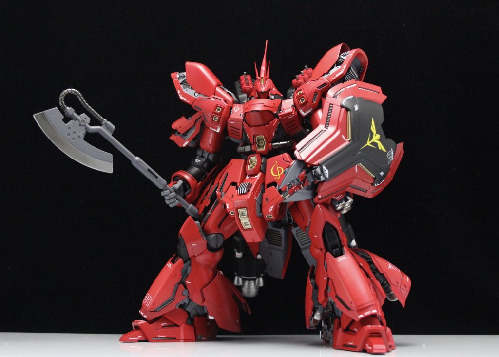 劇中νガンダムに徹底的にやられてしまうサザビーではなく、νガンダムを圧倒する強いサザビーを目指しました。余計な武装は排除し近接格闘用のみとし、大容量のプロペラントタンクを装備しました。これでもう「パーダウンだと⁉️」「サーベルのパワーが負けている⁉️」とは言わせませんwww