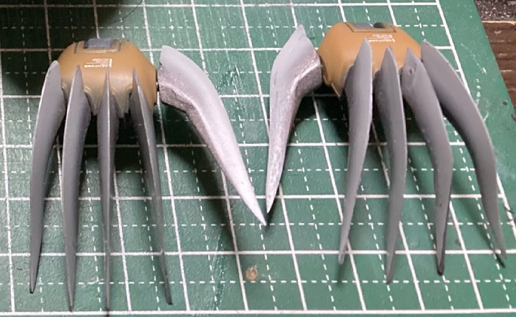 爪はプラ板足して刃物みたいなデザインで倍の長さに、肩幅はニコイチで長く、腕もパーツ増やして長く。何でもかんでも長くしてみました。