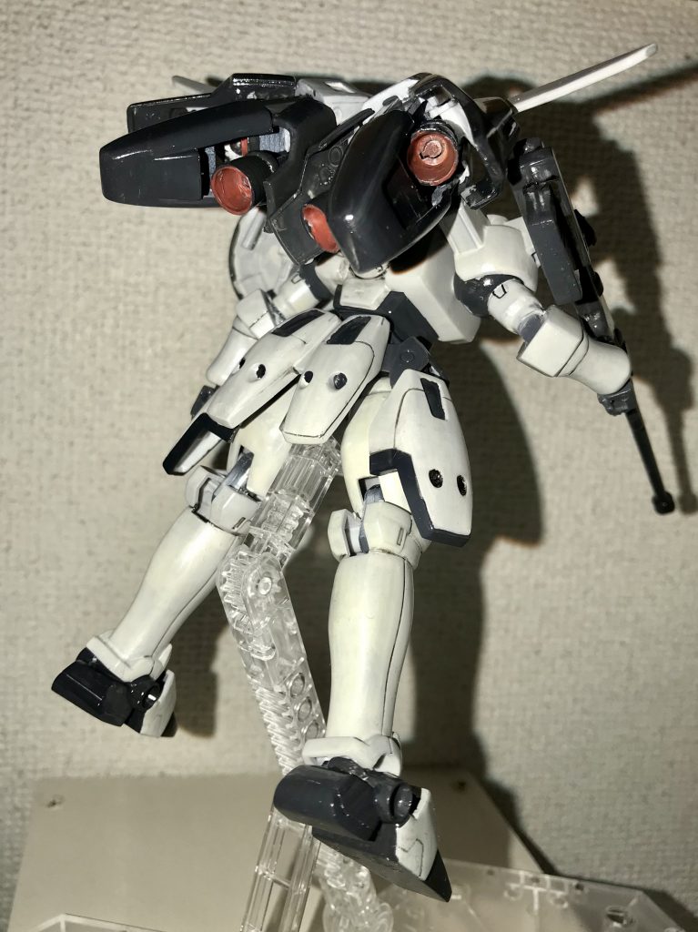 後ろ姿。ふくらはぎの部分とかは、筆のムラが意外といい感じになっています。