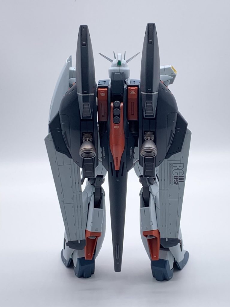 機首パーツは色味を合わせたかったので、表裏逆に取り付け。翼はバックパックの横幅を抑えたかったので、本体に埋まるようなデザインに変更しました。