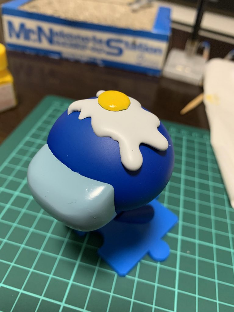 被り物は目玉焼き。目玉焼きは適当に頭部に垂らしたセメダインを塗装しました。背中にはシャイニングガンダムの太ももを使ったバッグを背負わせてます。