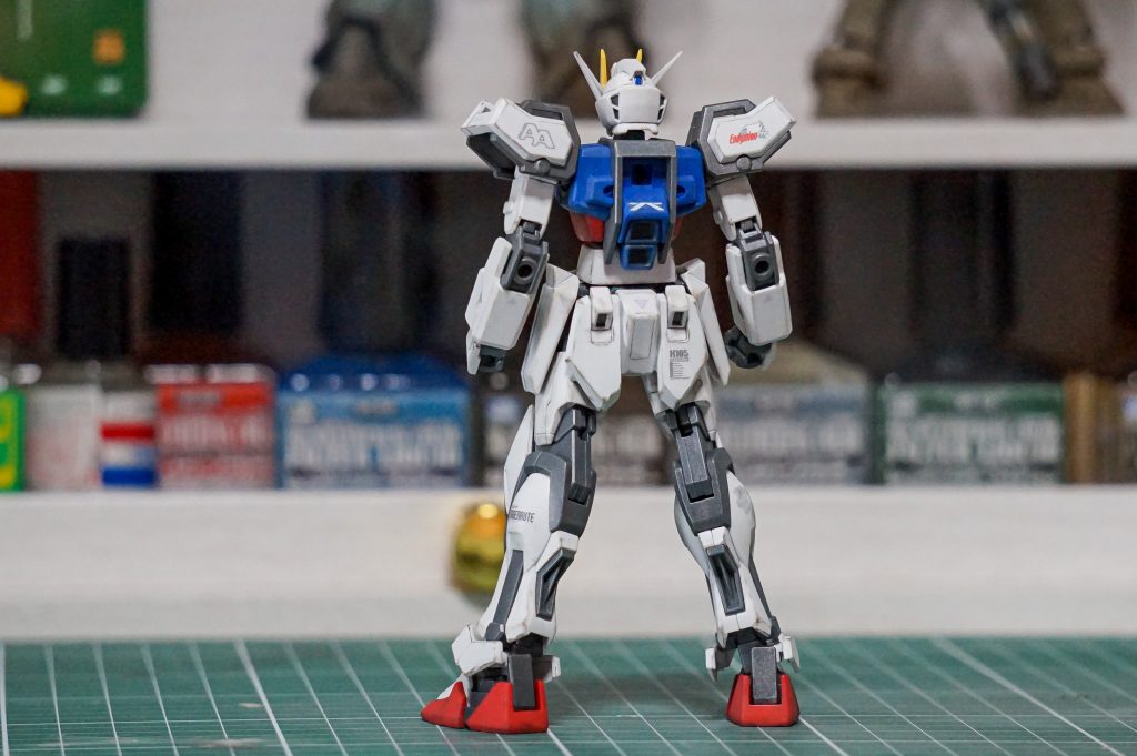 フラガ機ということで部分的にパープルのデカールを貼ってみました。控えめな印象で個人的には良い感じです。