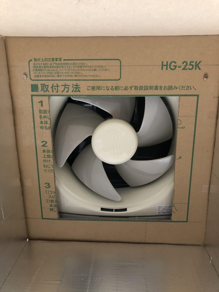 市販の換気扇(¥3,500)を大胆に箱ごと使用(笑)お安くなっております。猫の爪研ぎで作ったフィルターに、100均のネオジム磁石をつけて着脱可能にしています。