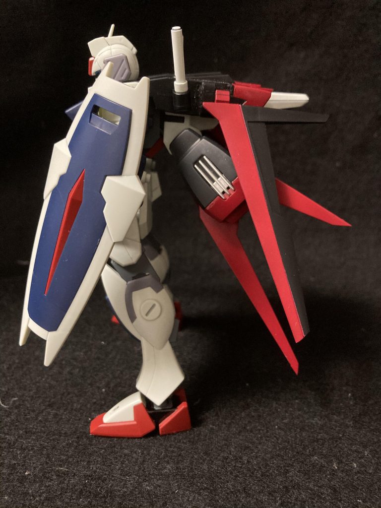 部分塗装仕上げで赤い成型色に合わせてストライカーの翼やスラスター部分を塗装。ストライカーのサーベルや中央のバッテリー？部分も本体に合わせたホワイトグリーンに塗装…分かりづらいですね( ˙꒳​˙ )