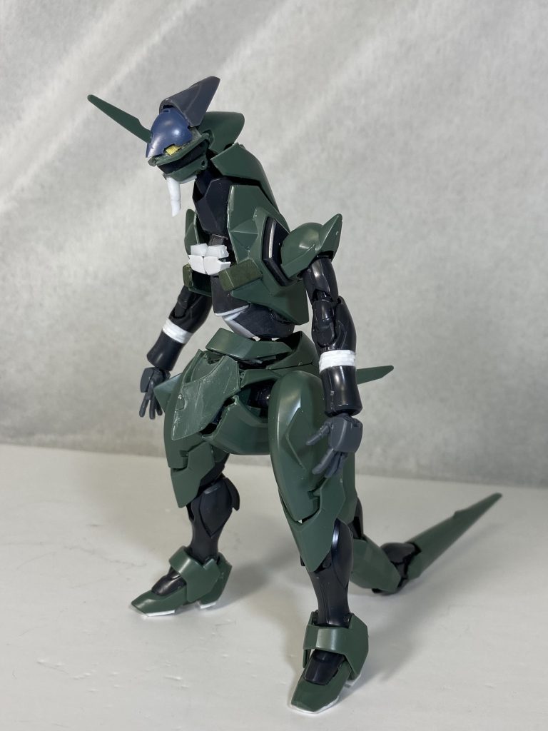 今回も知らん顔して画像貼ってきましたが、制作の様子を。 今回のベースキットはガンダムAGEのダナジン。ガンプラ界きっての異端キットです。そして元ネタは…まあ言うまでも無いですね。手足の形状が似てると思ってて前から温めてたネタなんですが、去年年末の再販でゲット出来たので、軽い気持ちで制作開始。 ここから恒例の進化の道のりを。