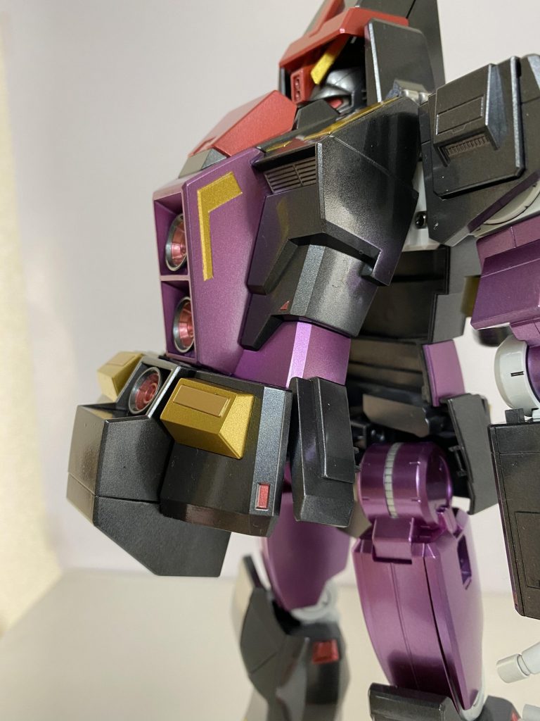 脇腹ぱっかーん!この空洞に手などもぐりこみます。ハリボテロボw実際こんな割れ方するロボットだったらサーベルとかでツンツンしたら速攻壊れる気がします。