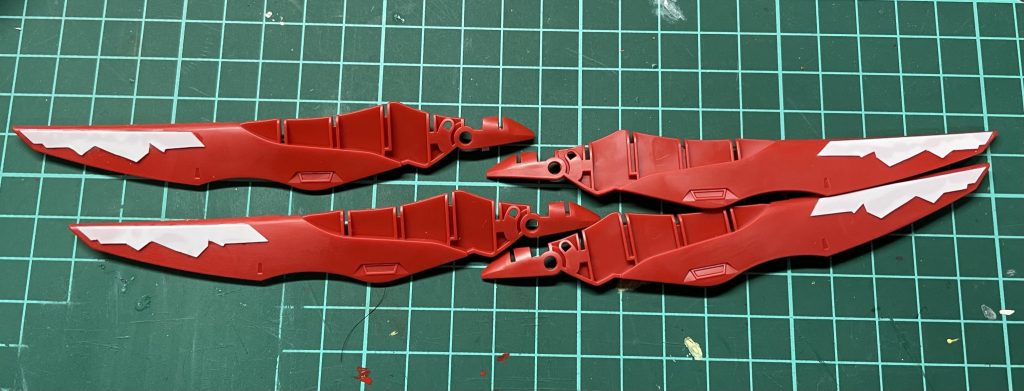 ウイングパーツにも同様にプラ板を貼りディテールアップ、各パーツ大きなプラ板1枚のみでしたが個人的にはコレでもプラ板の効果は出たと思っています。また今度デスティニーを作る時はプラ板の数をもっと増やしていきたいと思います。