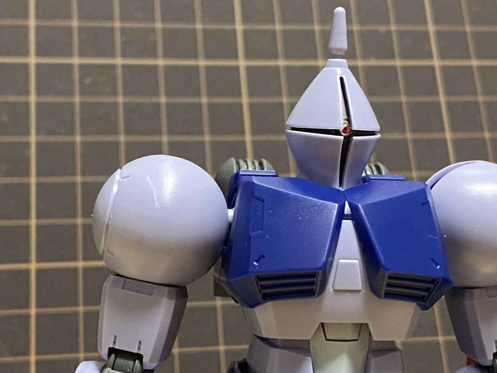 モノアイ部はドリルとスピンブレードで穴開けをしてプレートを埋めGEMドームで仕上げ。ピンク発光を再現するためにHIQパーツの円形ピンクメタリックシールを使ってます。時間があれば黒色無双でモノアイレール部をブラックアウトさせたいんですけどね 