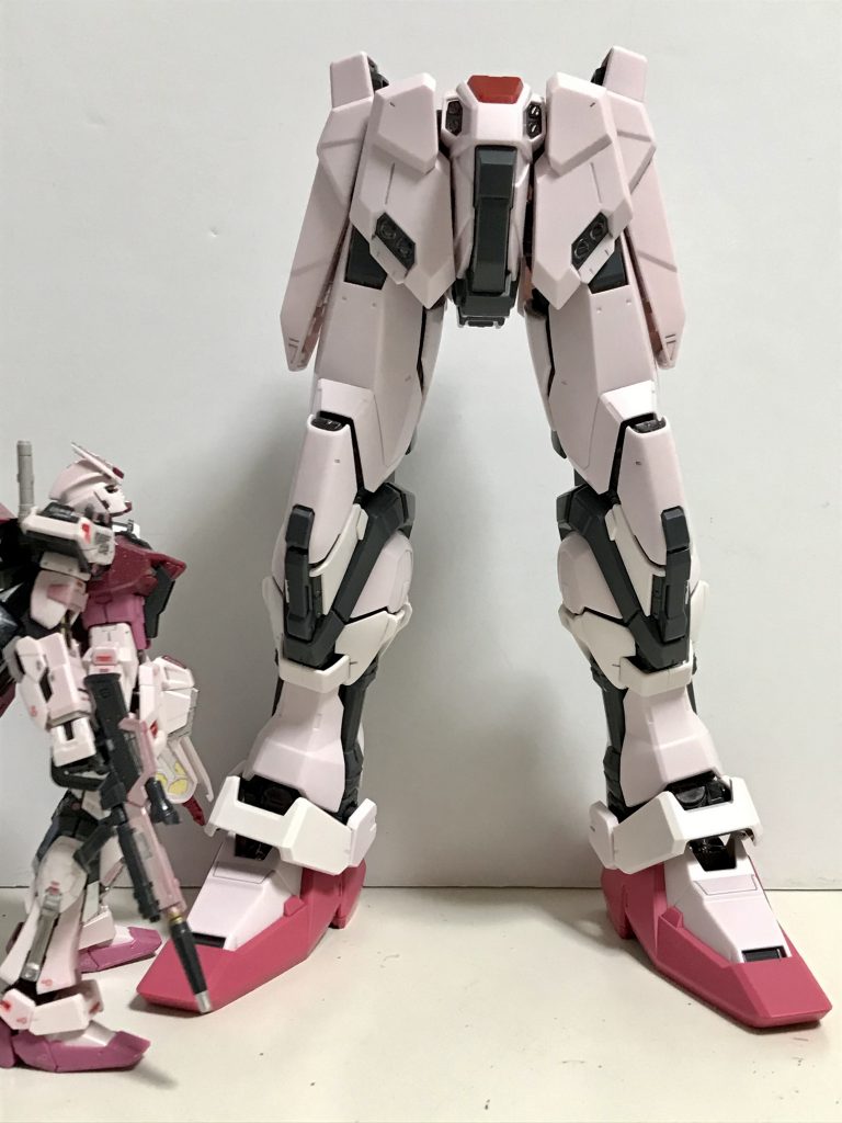 やはり1/60は巨大です。横に居るのはRGです。また、膝と腰に金属部品が使われているので、重量もけっこうあります。