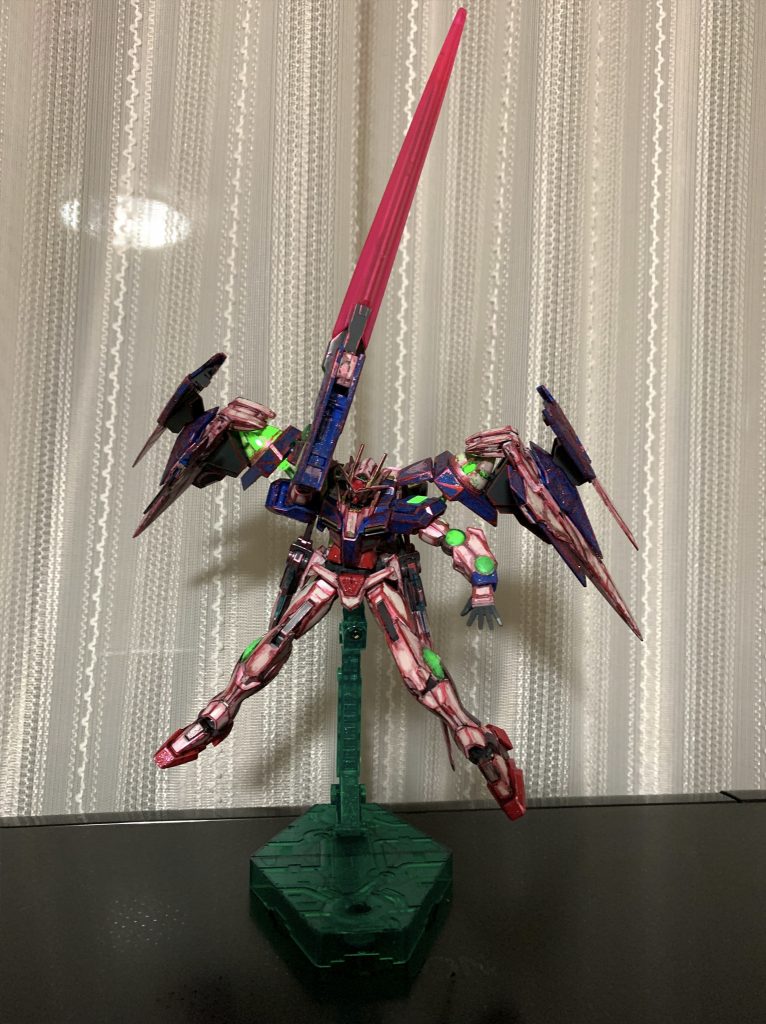 ライザアァァーソオォォオドオォォオーー初めて発光ギミックを取り入れましたが、思っていた以上に発光し驚きましたね。LED電飾など配線等を組むのは自信がなかったので、ミライトや100均で購入の蓄光素材などいずれも安価で購入できてHGサイズのキットでも簡単に導入できたので良かったです。他にも144スケールで使えそうな素材があればまた活用していきたいと思います。