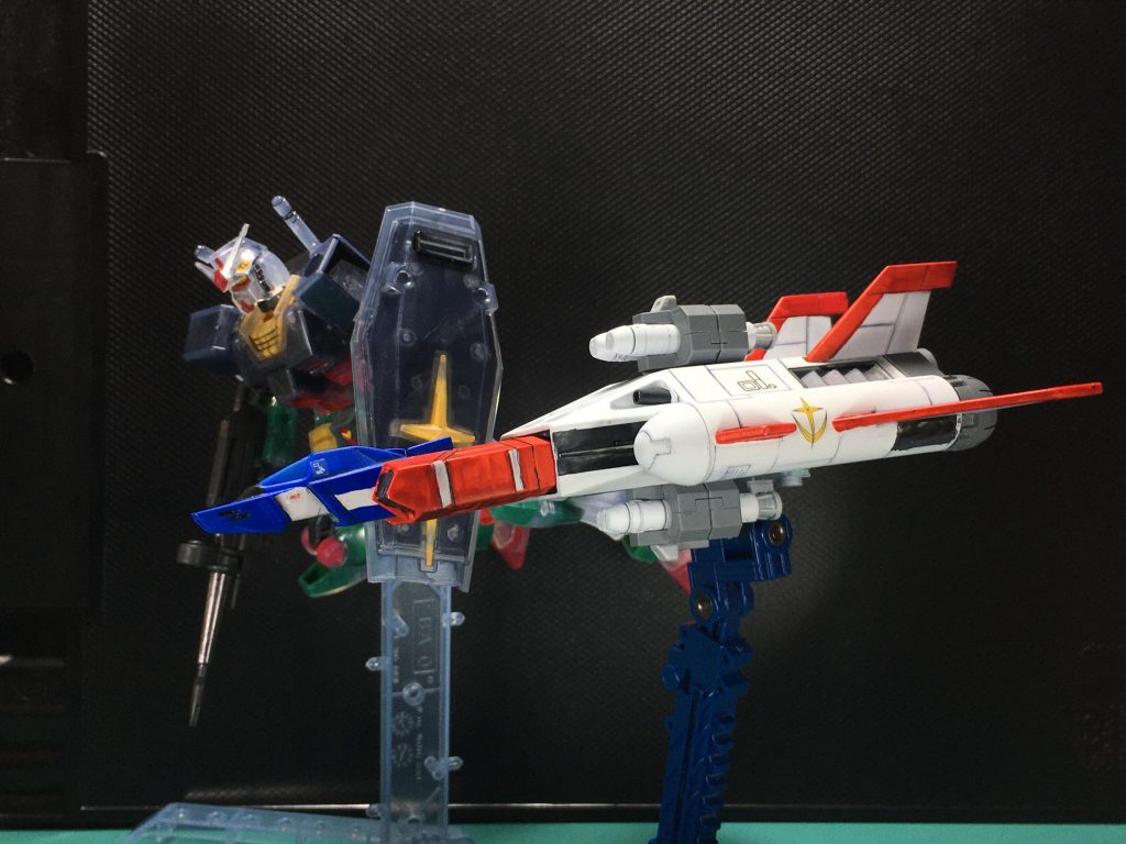 上下にミサイルを装備した火力強化型。このミサイルは懐かしのビルダーズパーツHD「MSキャノン01」から。以前製作したガンダム(リアルタイプカラー)と並べると劇場版らしさが。 メガ粒子砲はキットのパーツを使わず、プラパイプに変更。