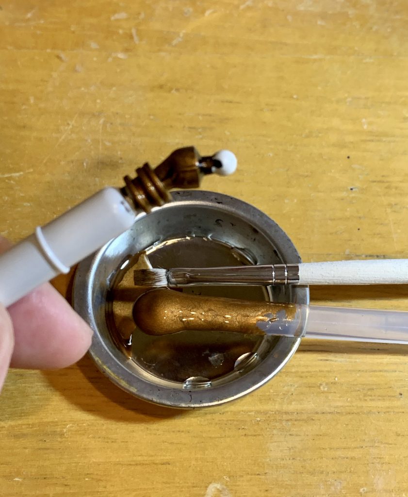 シタデル のメタリックカラーで細部を筆塗り。プロペラントタンク基部は「Warprock Bronze」「Brass Scorpion」の2色を使っています。