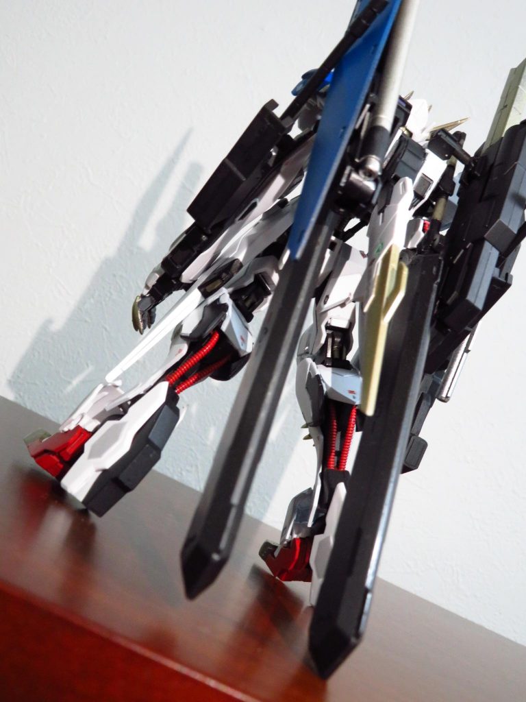 背中にはソードメイスを2本装備してます！