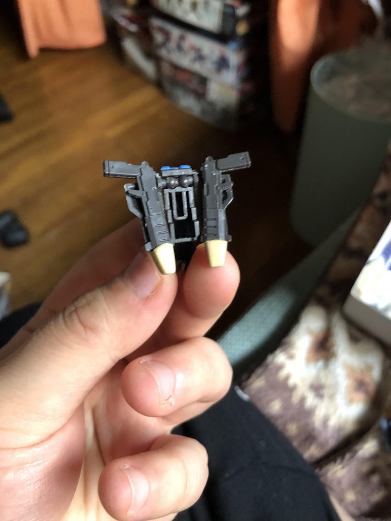 ヴィダールの銃HGだと仕舞えないんでめちゃくちゃパワープレーですがパテで型とって無理やりマウントできるようにしました。安定感はそこそこありますね。