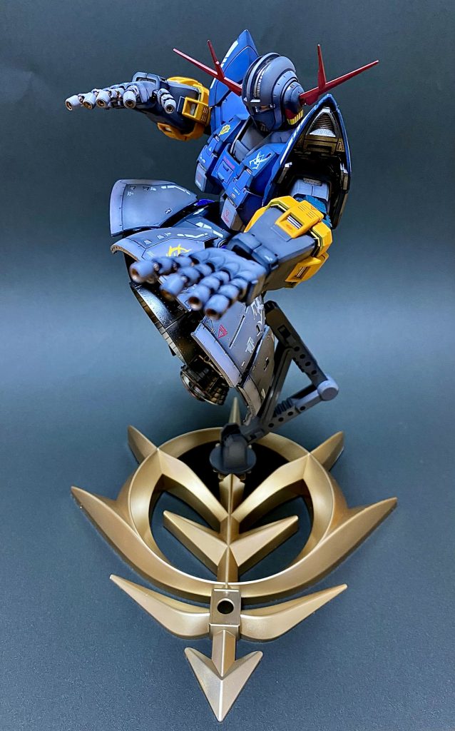 ディスプレイベースはジオンのマークの物をゴールドに塗装して雰囲気を出しています。