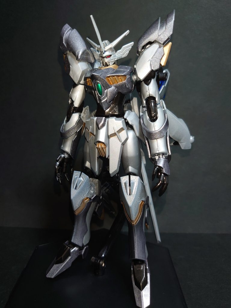前回のMSV投稿から間が空いてしまいましたが、ガンダムハーデスの時に何度か名前が出てきた連邦政府に対する「抑止力」に該当する機体ガンダムイクシオンです。ガンダムレギルスR直系の後継機という設定に基づいてレギルスの特徴的なスラっとしたシルエットを保ちつつ、シンプルにまとめてみました。ここは僕の趣味ですがフェニーチェリナーシタのパーツ等を使って、どことなく騎士っぽい雰囲気を出してみました。また、頭部は三本角と赤いツインアイで悪役チックにしています。