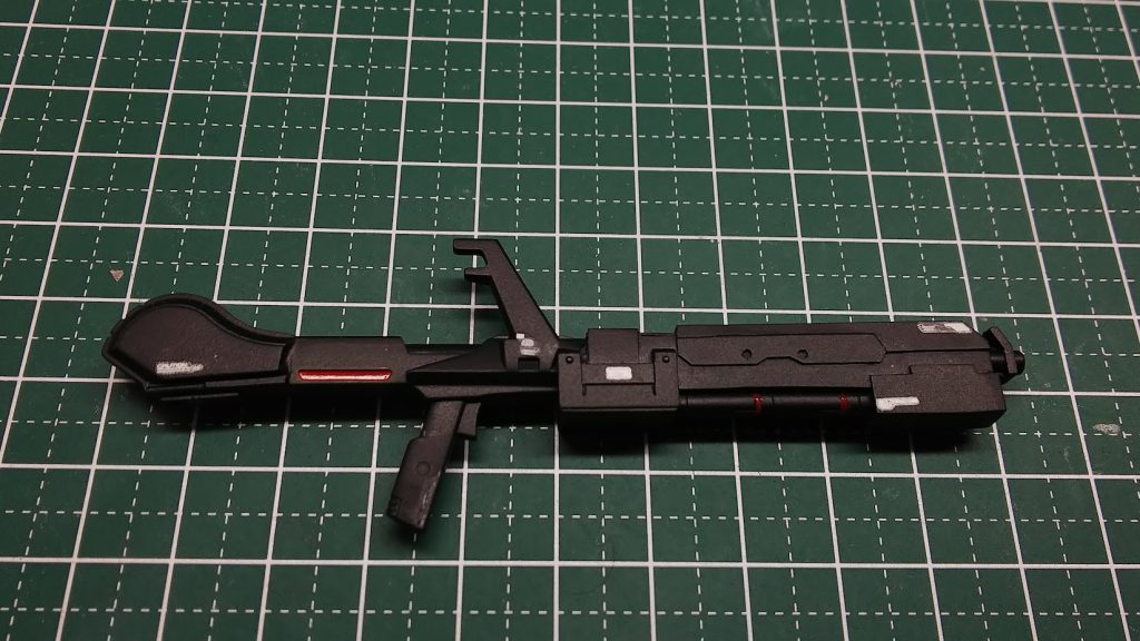 ライフルは試作型ビームマシンガンとして製作しました。ベースはリック・ディアスのバズーカです。エネルギーパックは百式のライフルから切ったものを接着し、あとはプラ板とジャンク品で形作っています。