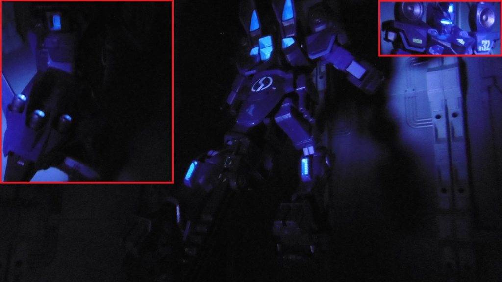 ちなみに頭部センサー＆カメラアイ、推進器はブラックライトに反応します。頭部の反応はシール、各種推進器が調色塗装です。今回はホイルシール台紙の上から直接塗ってみたところ、くっきりと反応したカメラアイに対し、頭頂部のセンサーは奥まった所に貼る関係で塗料付き表面が少し荒れてしまいました。改善の余地ありそうです。推進器はゴールドと混ぜたので、明暗の印象に差を付けられたかなと。