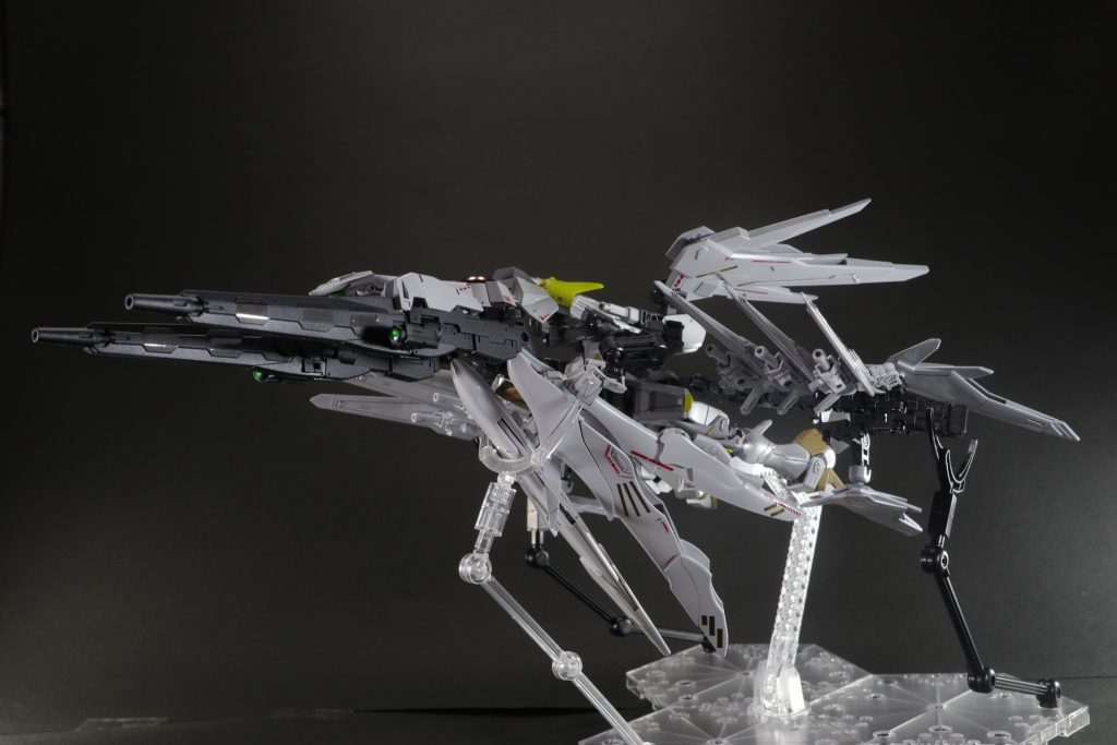 MA形態スノーホワイト エクセリオンは、腰部の6枚3対のバインダーからなる「エクセリオンユニット」によって防御力・攻撃力・機動力にそれぞれ特化した「ディフェンサーモード」「アタッカーモード」「MA形態」への変形を可能にしている。また、デスティニーに搭載されていたアロンダイト、ビーム砲、ビームブーメランはオミットされ、替わりにヴォワチュール・リュミエールユニットと肩部にスラスターが搭載された。