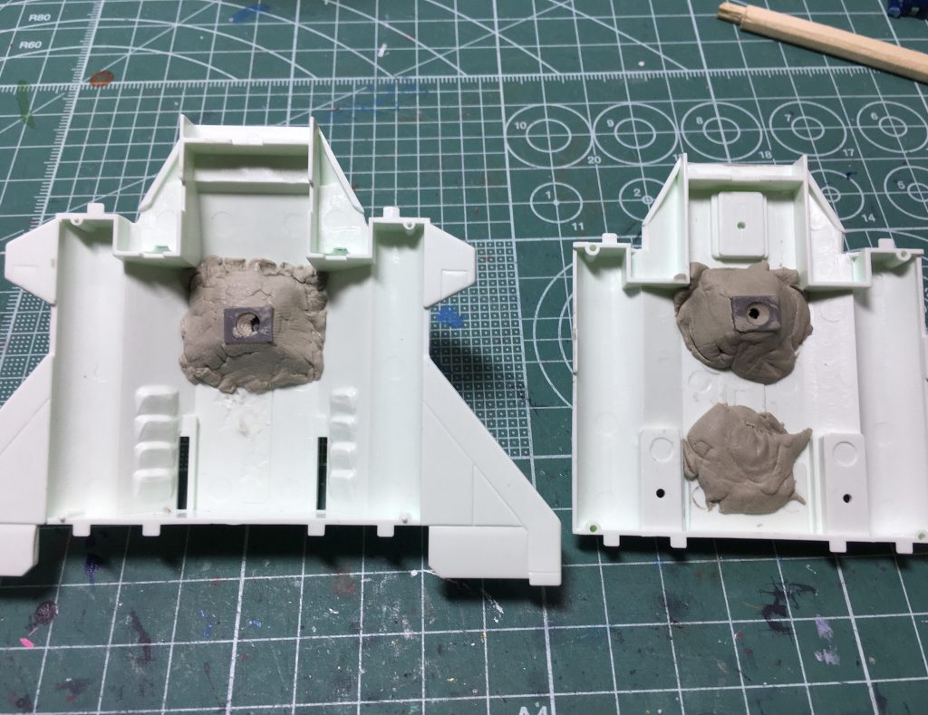 最初の方で話していた武装マウント用のポリキャップ。ブースター内部にウェーブのプラサポとともにポリキャップをエポパテで固定していました。左側が機体上部のパーツなのですが、確実にこっちのパーツが脱落してます(苦笑)。今はプラ同士のテンションで接続するしかないです。 また下部には磁石を仕込み、武装追加時にアクションベースに接続できるようにしています。ただ前方が重くなるので、展示には工夫が必要です。武装使わなければ3mm穴を使えますが…。 塗装はガンダムマーカー中心です。旧1/144ガンダム同様に青みがかった白なので、成型色のまま作るのは端から考えてませんでした。つまりは僕に珍しくフル塗装です。白=Mr.ベースホワイト1000ブースター部バーニア類=Mr.カラースプレー ニュートラルグレー本体グレー=ガンダムマーカー ファントムグレー(ジオンのマーカーセットに同梱)赤=同レッド青=同ブルー黒=同ブラック水色=同ライトブルー