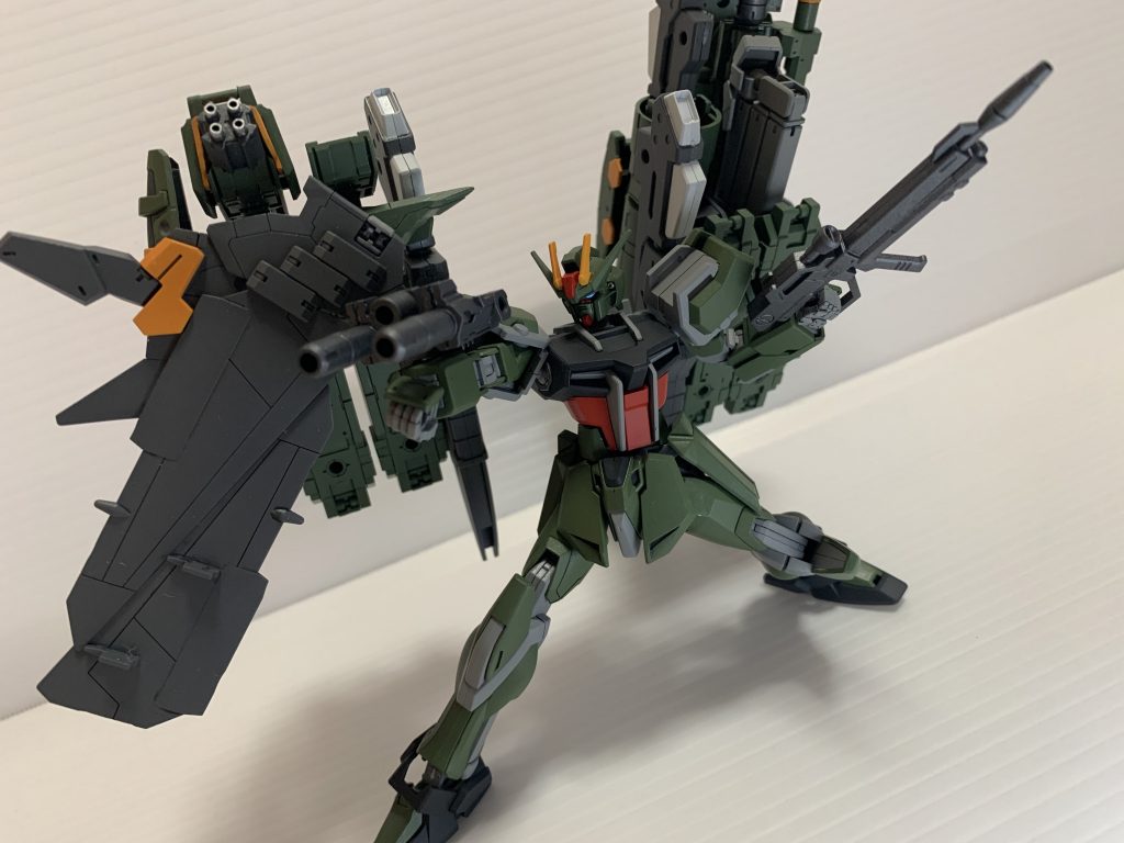 腕部2連装ビームガン中央にセンサーを備えた中~近距離用火器。腕に直接マウントしています。