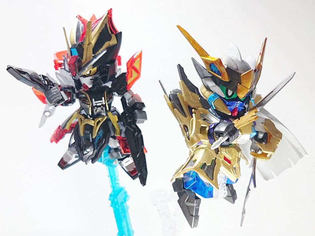 兜部分の金の角とスカイブルーの角飾りは『真・三國無双』の郭嘉をモチーフに据えています。レジェンドBBだと三国創傑伝キットに比べ頭や目が大きく子供っぽい印象を受けますが、郭嘉は赤壁の戦い前に若くして亡くなっています。蒼翔記にて子供扱いをされる場面が見受けられた荀彧よりも若く、歴史を見ると5歳以上も年齢が離れています。そういった面からレジェンドBBを採用して「年齢差」を意識できるような作りにチャレンジしました。どことなく軍師らしからぬ見た目ですが、郭嘉の遺した言葉『兵は神速を貴ぶ』になぞらえて「スピード感」を念頭に置き、武装を少なめにして身軽な雰囲気を意識しています。