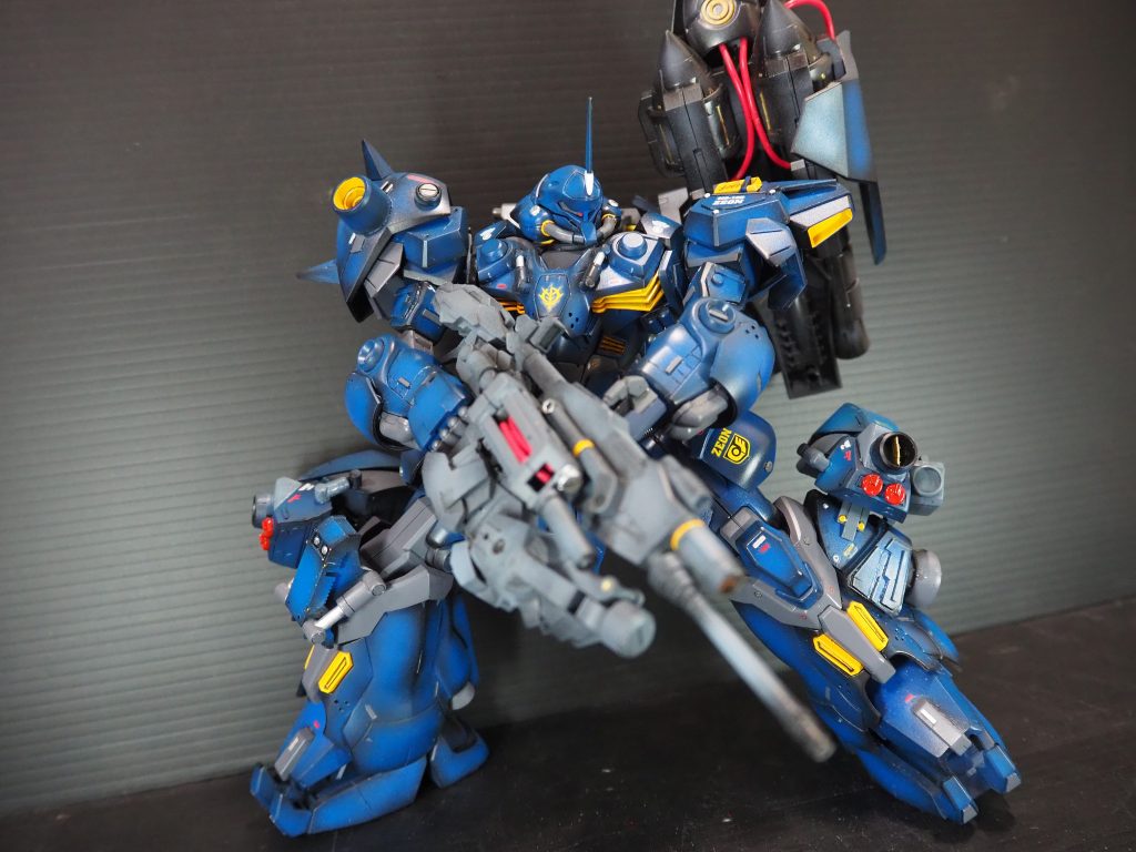 フル装備状態(中距離支援向き)中距離ライフル 脚部ミサイルポットブースター 背中には大型のジェネレーター(超距離装備をつけていない時は基本本気の稼働時間を伸ばすため)