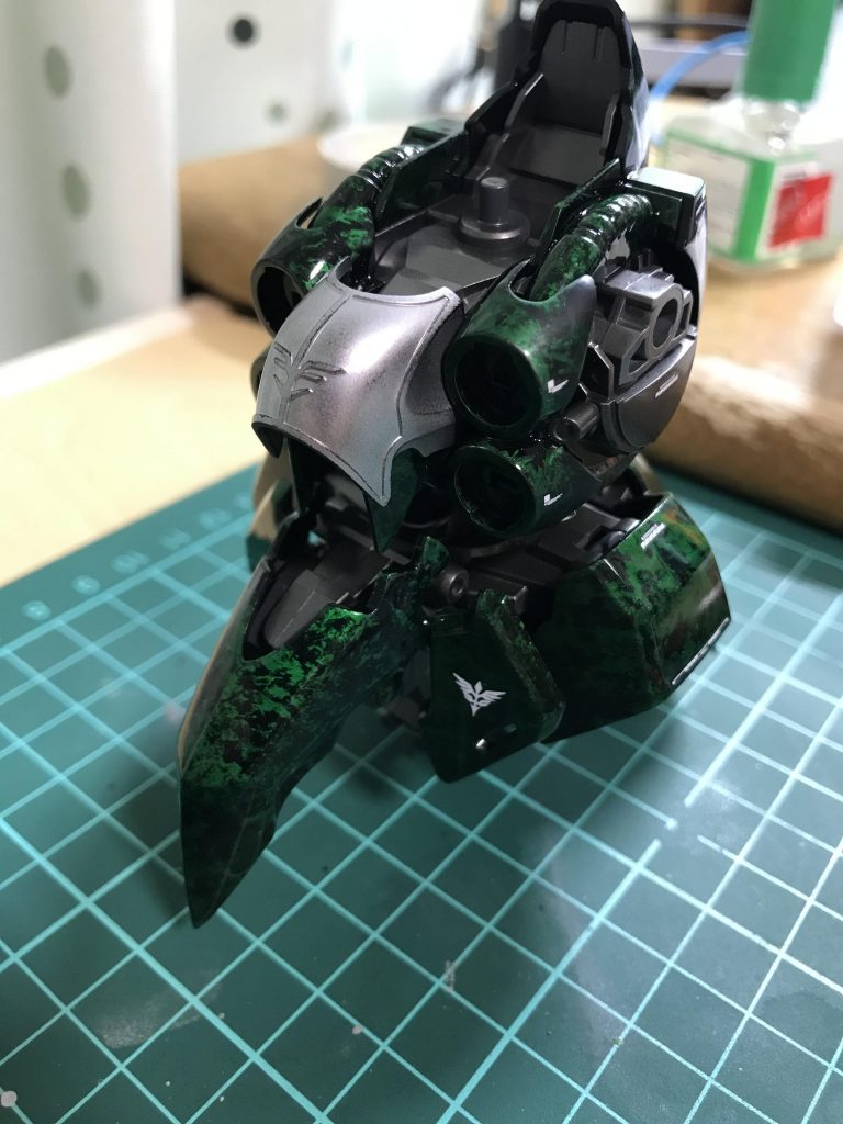 色付けが進んでデカールを貼っているところ。コーションデカールについては、近づいて見ると確かにあるけど、離れると途端に意識から消えるくらいに貼るようにしています。光沢塗装だと、白いデカールは光の反射に紛れてあまり目立たなくなるので、いい感じです。