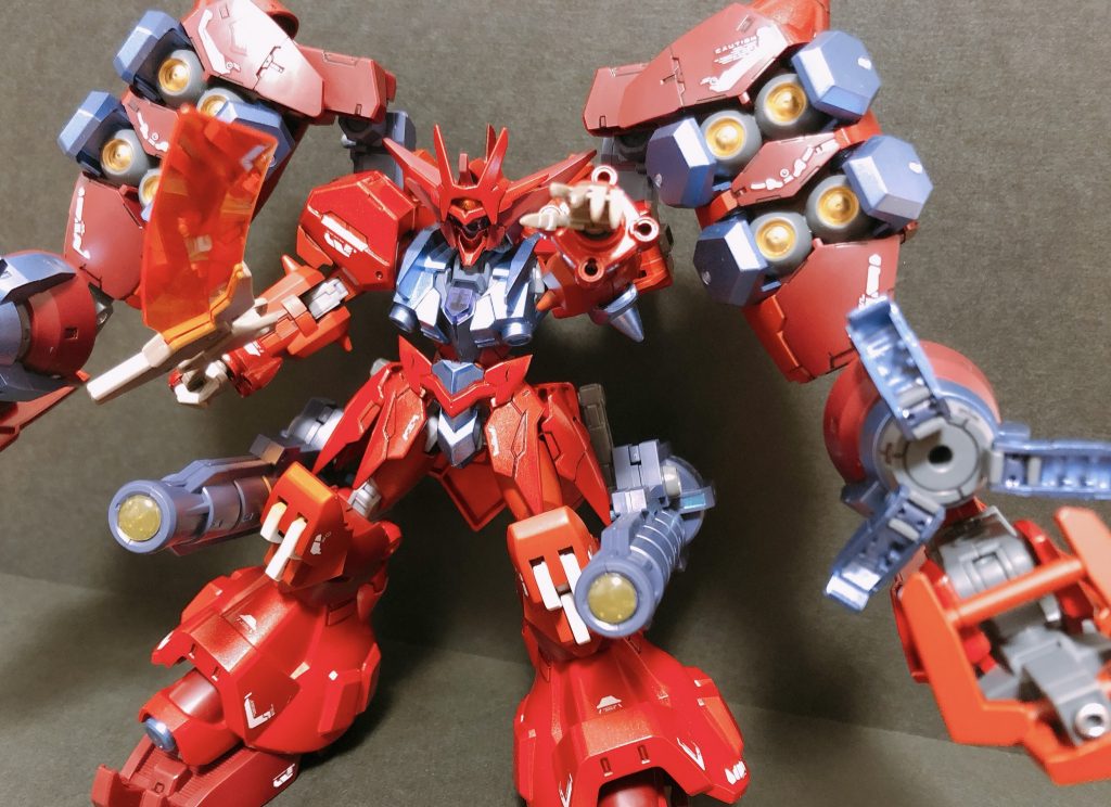 遠くの敵に対しては、リアアーマーに接続されたGNリボルバーバズーカとGNアイズブラスターを展開し、オーガシールドの向きを変えることで射撃モードへ!