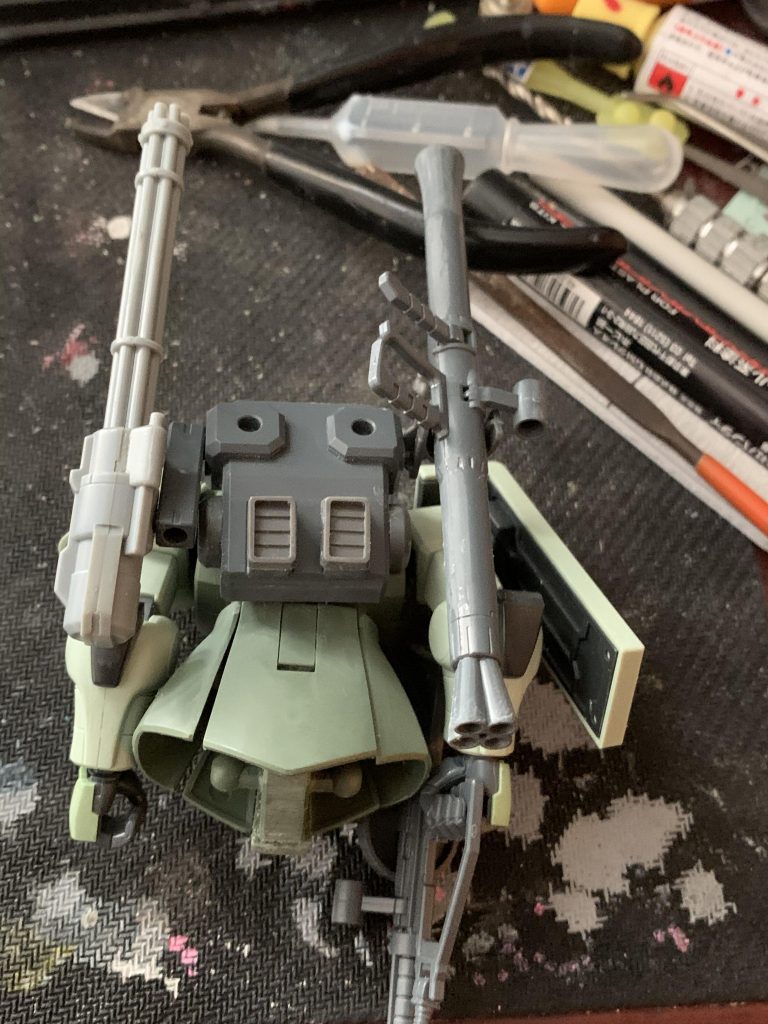 バックパックはハイモックを使用。下部分にコトブキヤのディテールアップパーツで蓋をしています。ガトリングは、フレームアームズガールのスティレットの物をジョイントパーツに差し込んでいます。