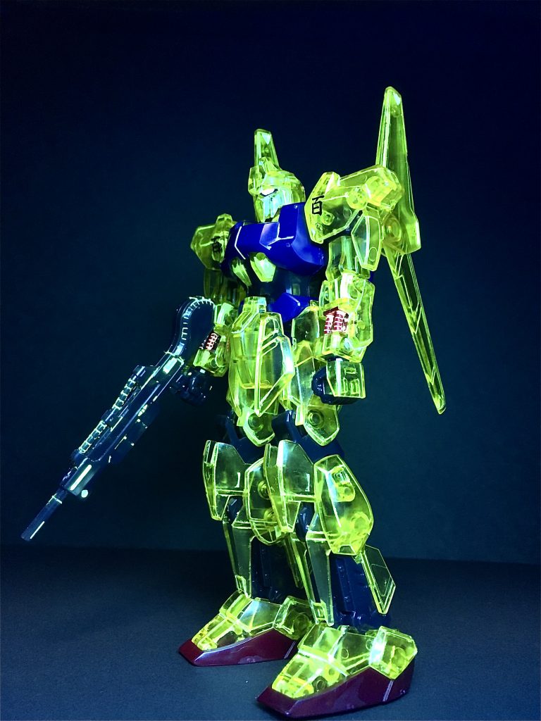 そのラインは凹みという凹みをひたすら掘り掘りしたのさっ！けがき→太いけがき→タガネ(0.2mm)→墨入れ→はみ出すからふきふきと工程が多いのだ・・HGでなければ・・おそロシア🇷🇺