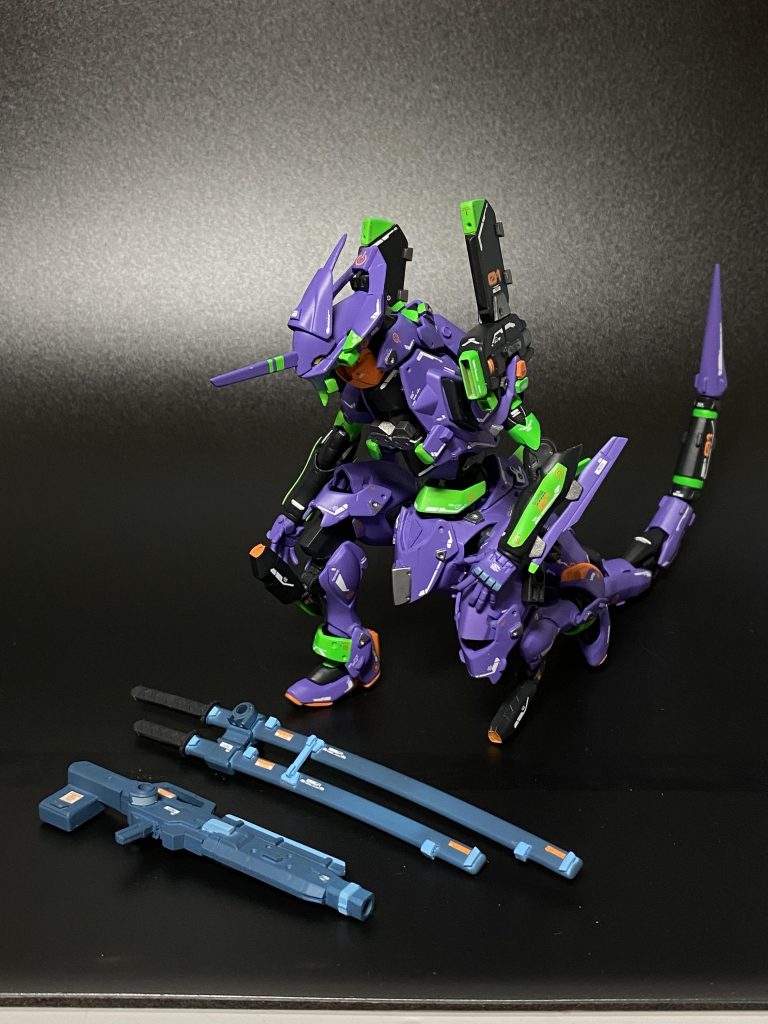 固定兵装は持たず人間型の腕によって専用兵装を扱って戦闘する。