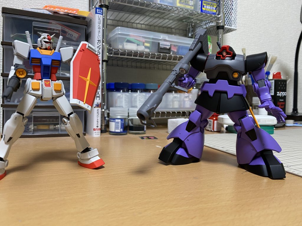 ガンダムと対峙するドム。ポーズほぼ変わらずw