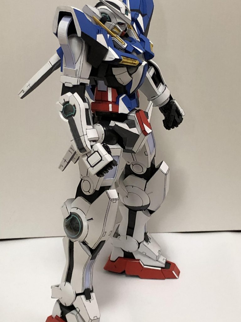 平面っぽく見える一方で、左右で印象が異なる感じを出す事が今回のテーマです。