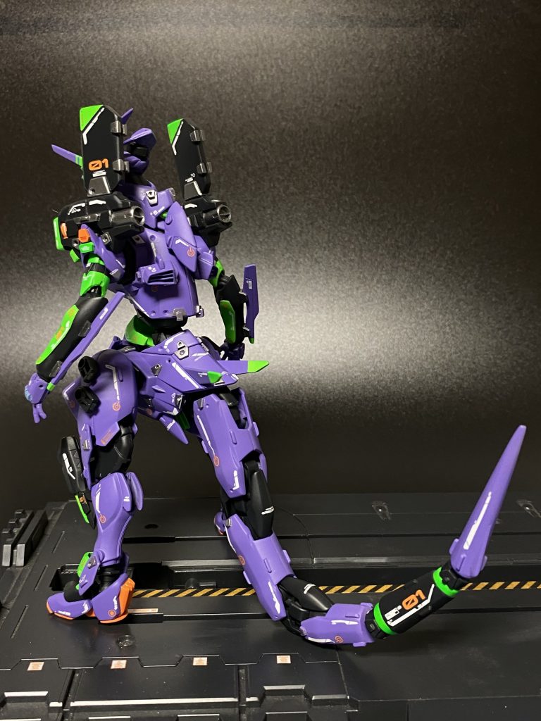 前方、後方から。人造怪獣の名の通り怪獣に近い姿。巨大な尻尾を持ち強靭な脚部と合わせて絶大なパワー、スピードを発揮する。