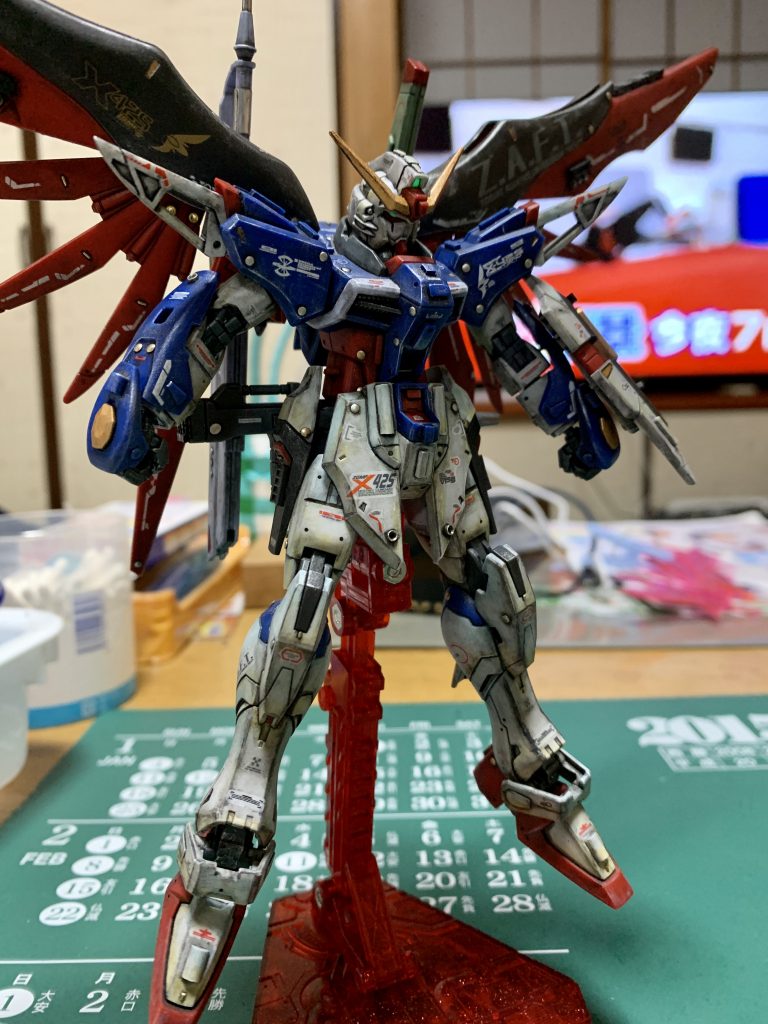 ここまでゴテゴテとディテールアップを施したのは今回が初めてでしたが、モールドを打ったりランナーやピンを切り貼りしたりと徐々に情報量が増えていく様子がとても楽しかったです。いつもの製作よりはやはり時間がかかりましたが、大好きなデッテニーの為にと手間暇かけ個人的には満足のいく仕上がりになりました!