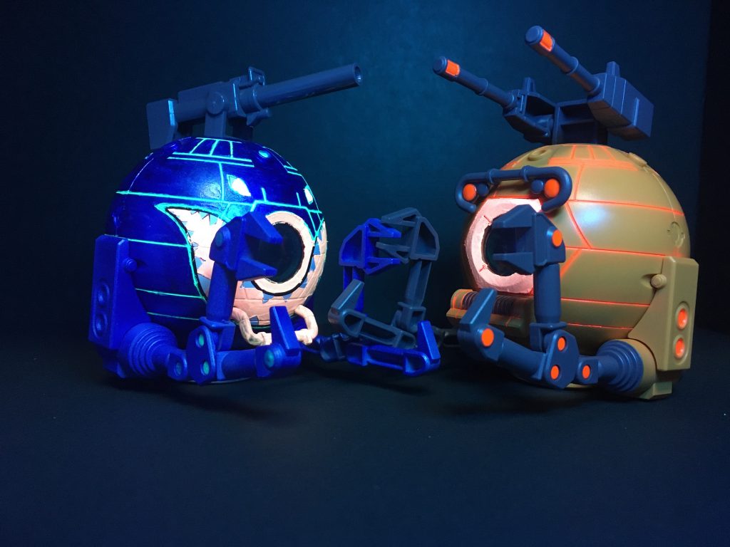 ブラックライトでは蓄光塗料の方が光量が上がるのは間違い無いですね。でも思ったより蛍光塗料も悪くないです。(墨入れのし易さは3倍蓄光の方がめんどくさいです💣)「明るいのは・・　電気を消して・」