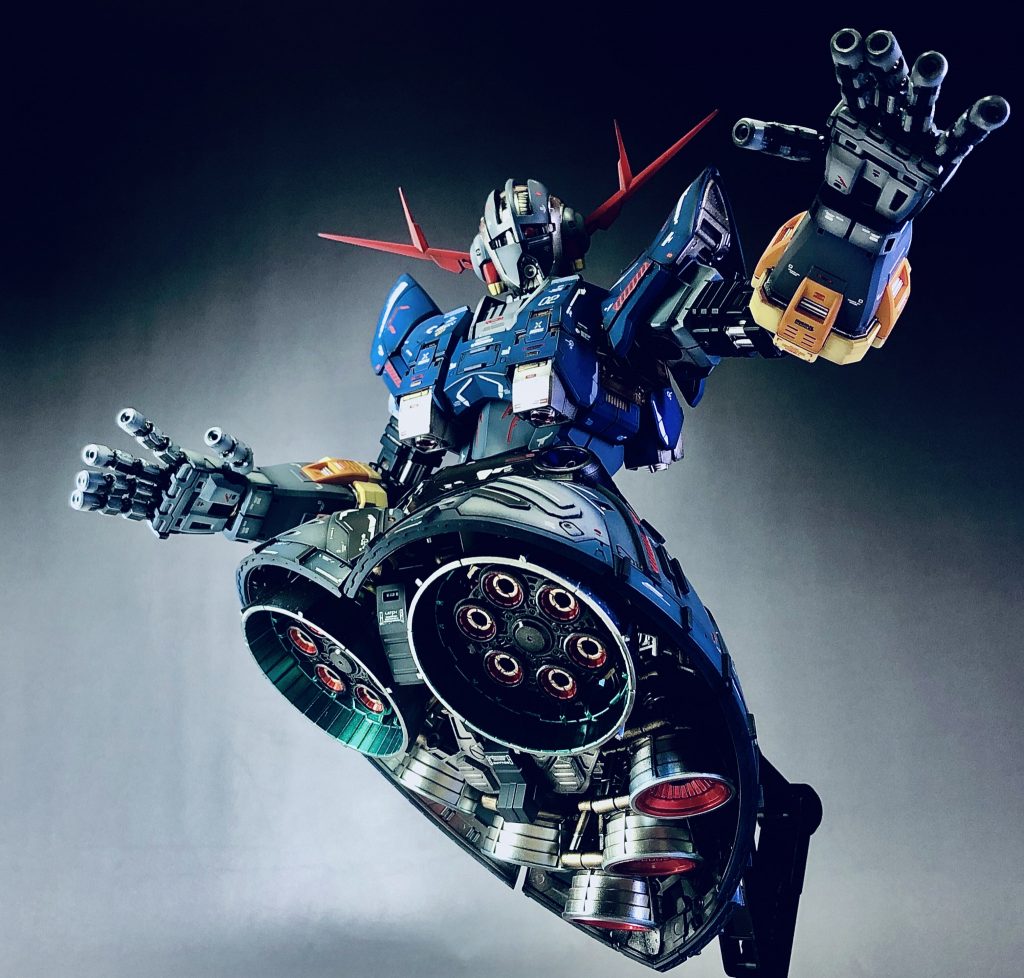 スカート内部のバーニアは細かいところまで塗り分けを行いました。元よりパーツ構成がとても良いので、部分的に色を変えて仕上げていくととても雰囲気がでます。