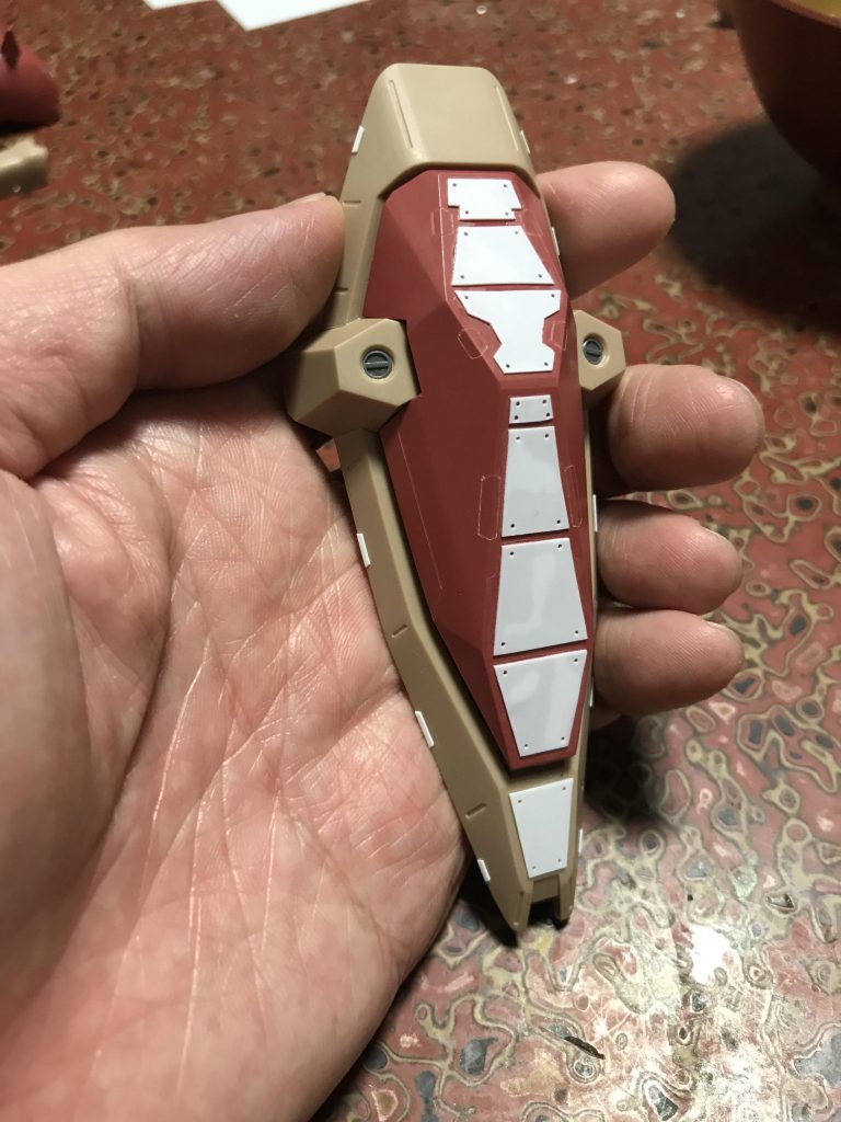 シールドは表面ののっぺり気味が気になってたので、プラ板で情報量稼ぎ。