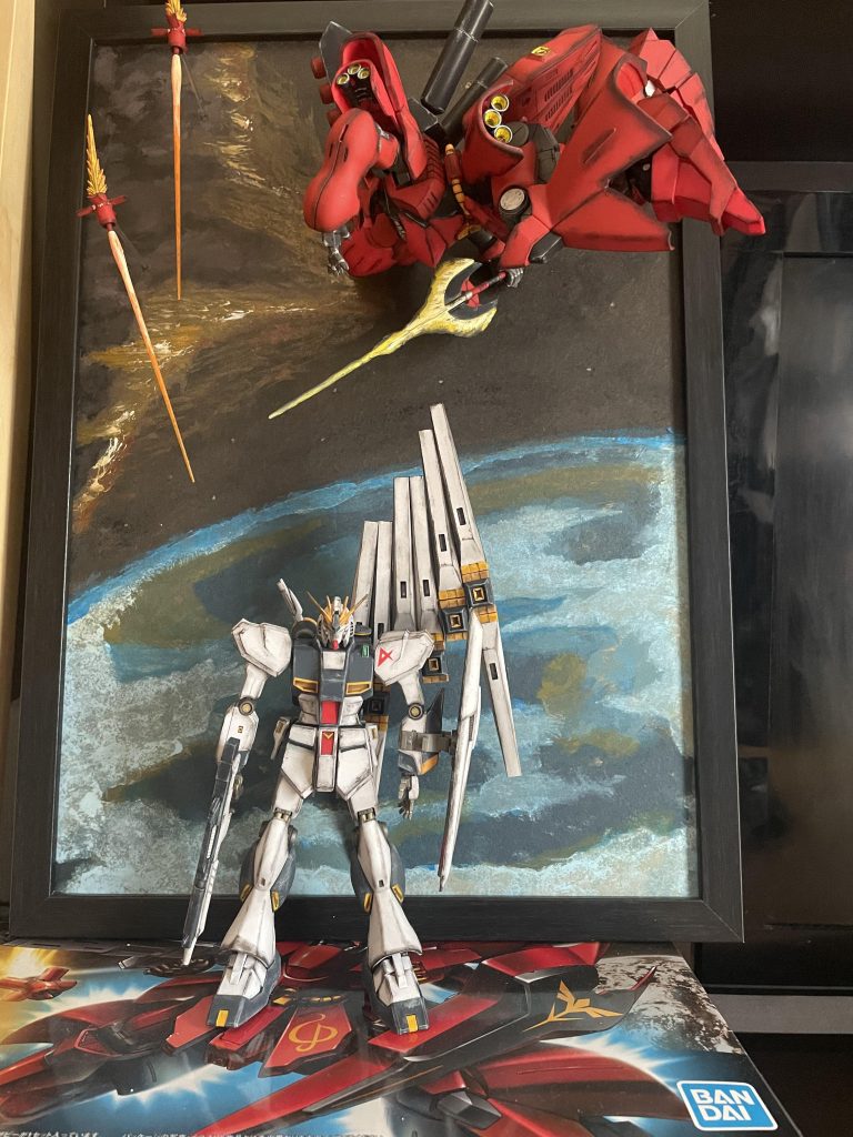 背後の絵と馴染ませる為に、本体もシャープなデザインにしてみました