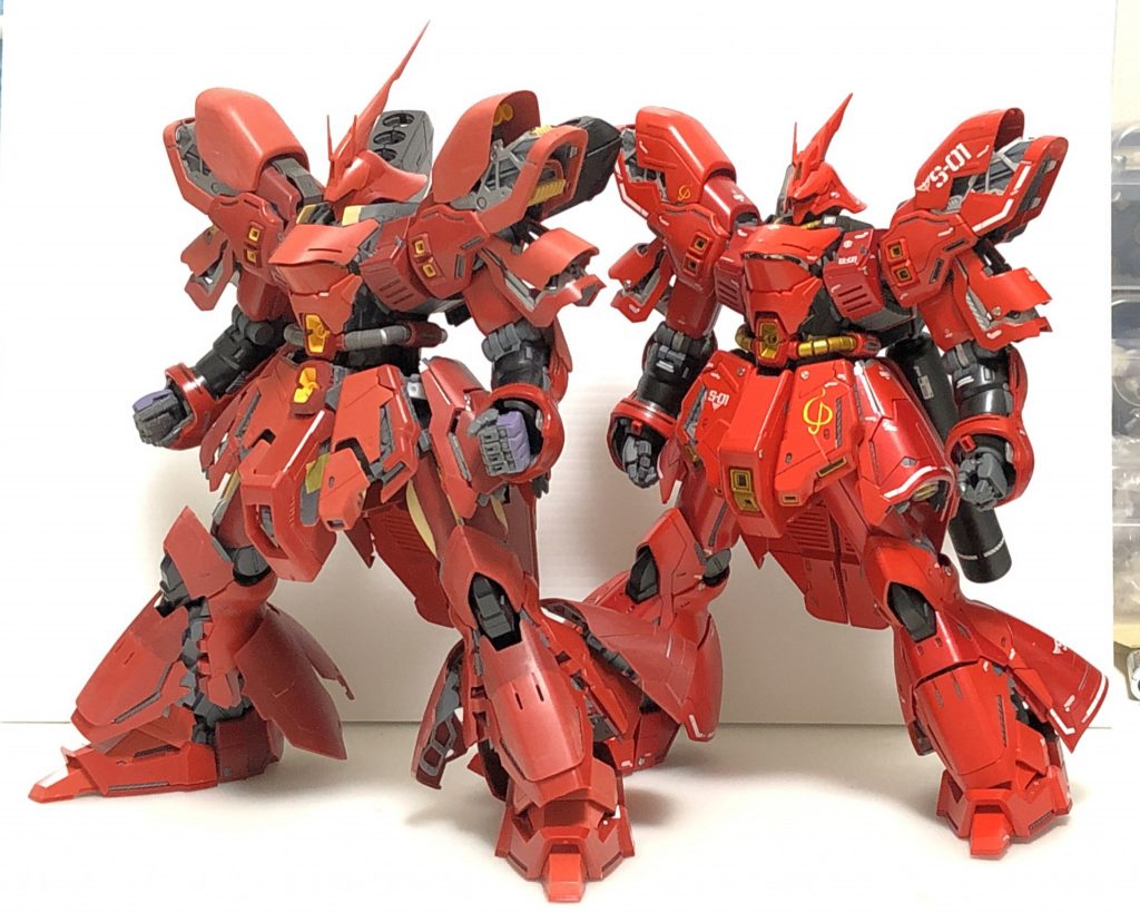 ストレート組とのスタイル比較。ぐっと沈みこんだボディバランスがよくわかるかなと思います。ハンドパーツはMGリックドムのものに変更して大型化し、殴り勝つというイメージにしています。